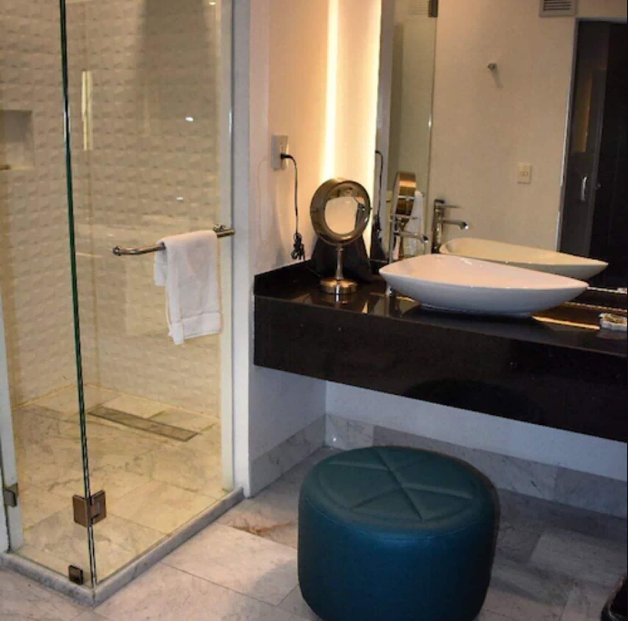 Baruk Guadalajara Hotel De Autor Eksteriør billede A bathroom in a hotel