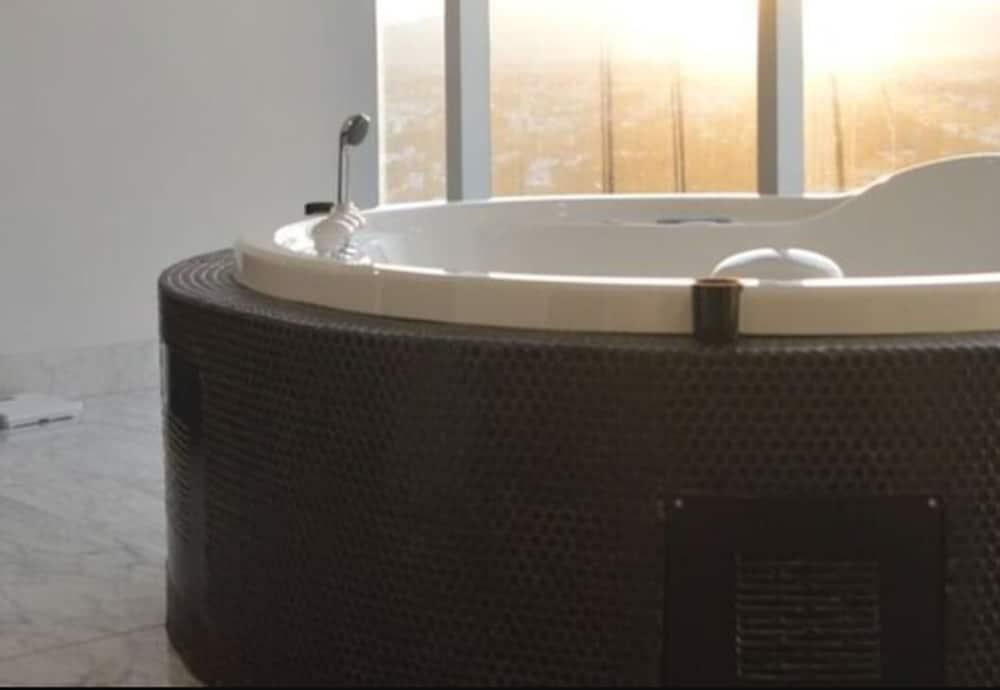 Baruk Guadalajara Hotel De Autor Eksteriør billede A whirlpool bathtub