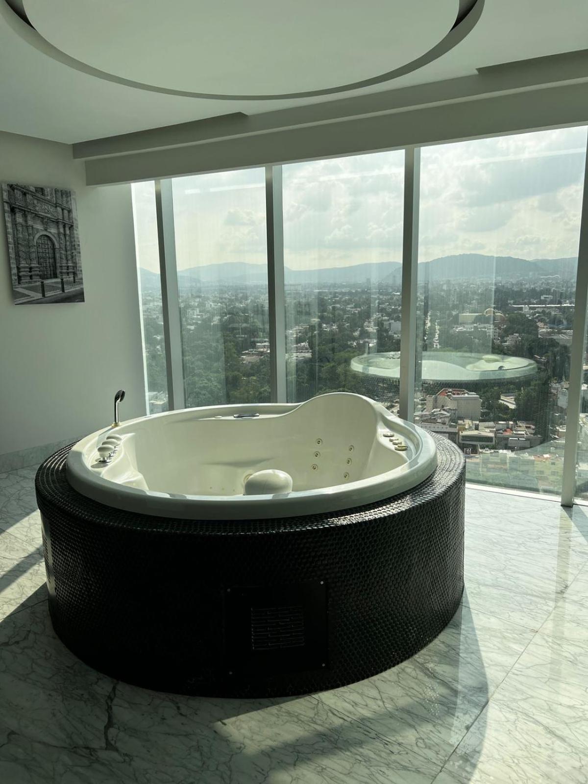 Baruk Guadalajara Hotel De Autor Eksteriør billede A whirlpool bathtub