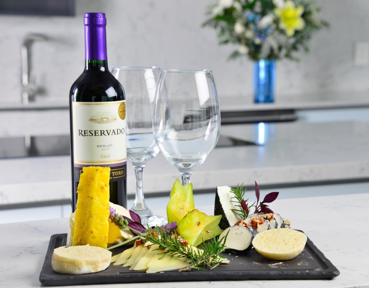 Baruk Guadalajara Hotel De Autor Eksteriør billede A wine and cheese pairing