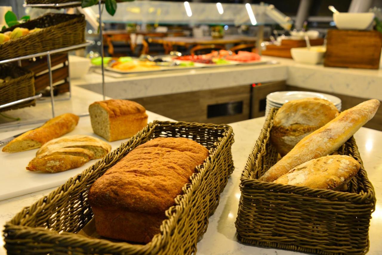 Baruk Guadalajara Hotel De Autor Eksteriør billede Bread at a buffet